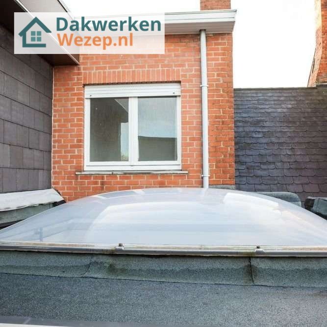 Inspectie van een plat dak in wezep met lichtkoepel